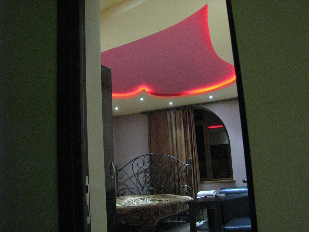 Princ Plaza Hotel Ереван Стая снимка