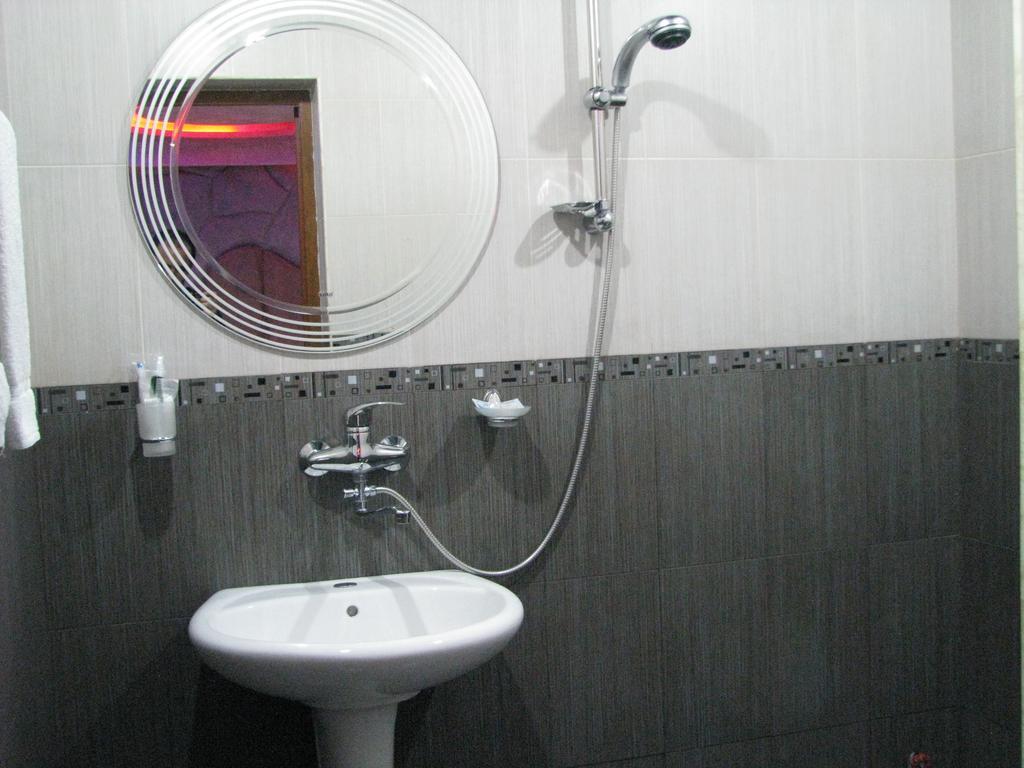 Princ Plaza Hotel Ереван Стая снимка